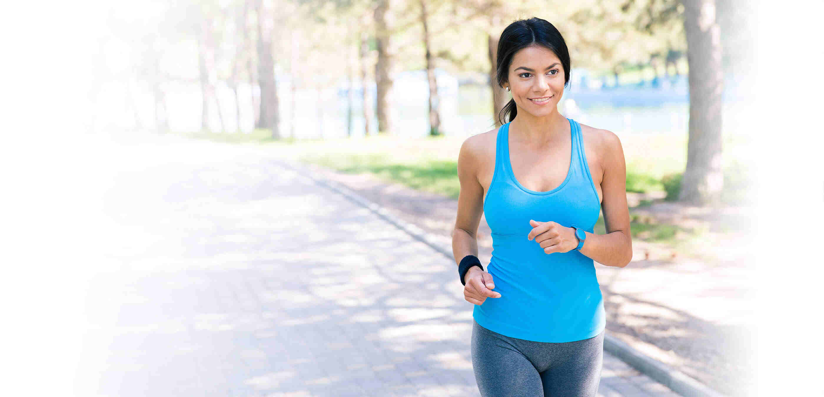 Bannière d'une femme faisant du jogging sans souffrir de douleurs corporelles